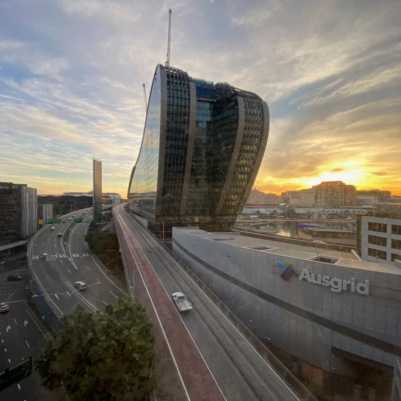 由隔離酒店向外看,本來應該是車水馬龍的主要幹道變得冷冷清清