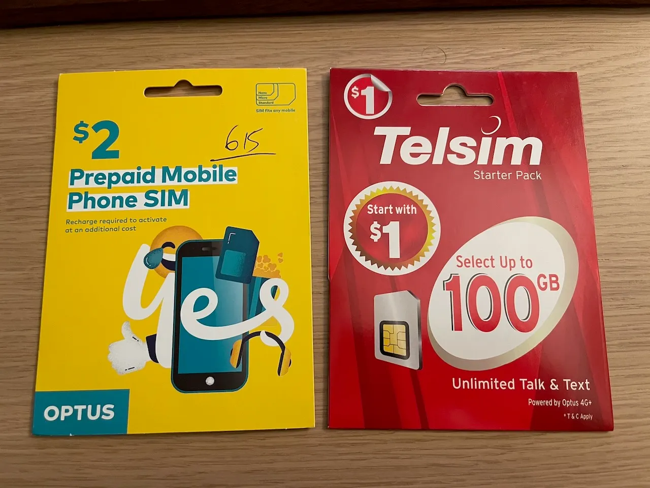 左邊是酒店提供的 Optus Prepaid SIM，右邊是在機場免費拿取的 MVNO SIM